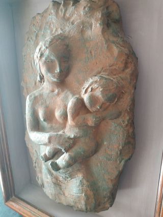 Escultura de escayola maternidad