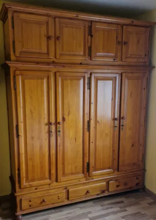 Armario de madera maciza color miel