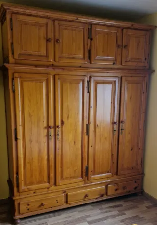 Armario de madera maciza color miel