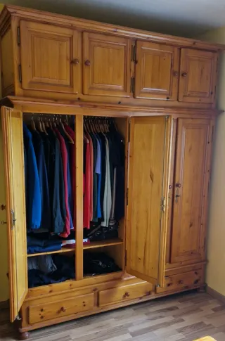 Armario de madera maciza color miel