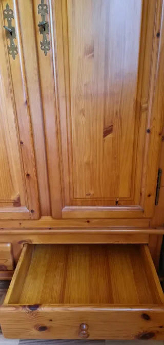 Armario de madera maciza color miel