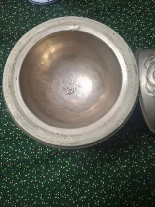 Recipiente antiguo para mantequilla