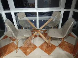 Mesa de cristal y 4 sillas nuevas