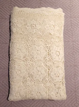 Colcha beige hecha a mano