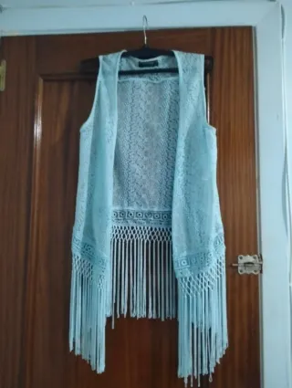 Chaleco azul de encaje con flecos