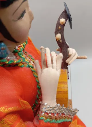 Bambola orientale da collezione vintage