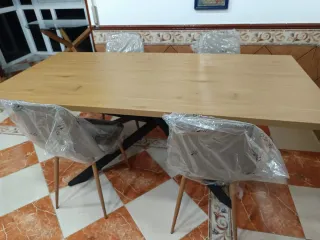 Mesa de comedor y 4 sillas