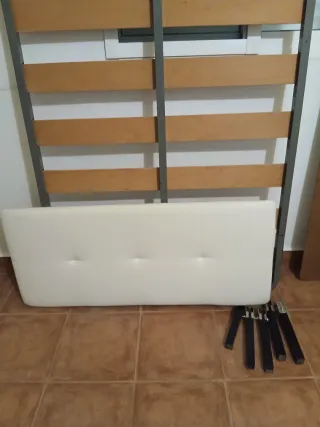 Somier con patas metálicas y lamas de madera