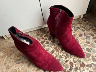 Botines rojos con tachuelas