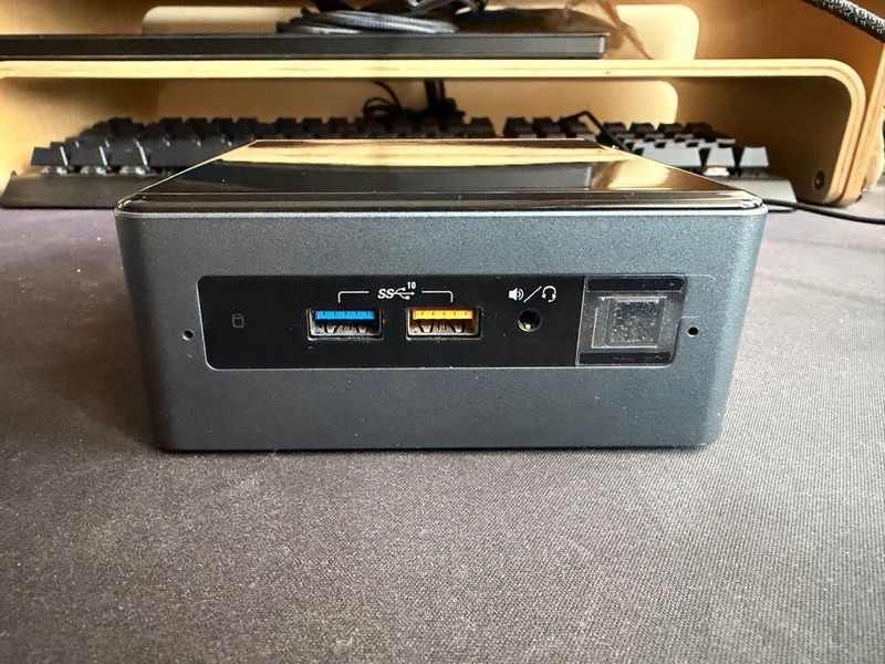 Intel NUC8I5BEH2 Mini PC