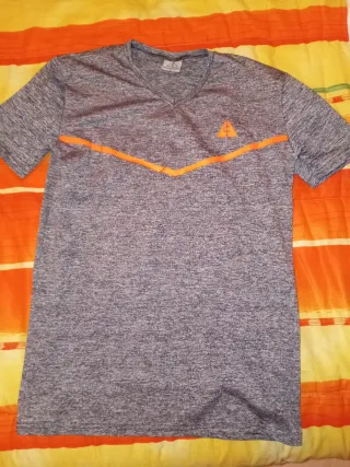 Camiseta gris y naranja V