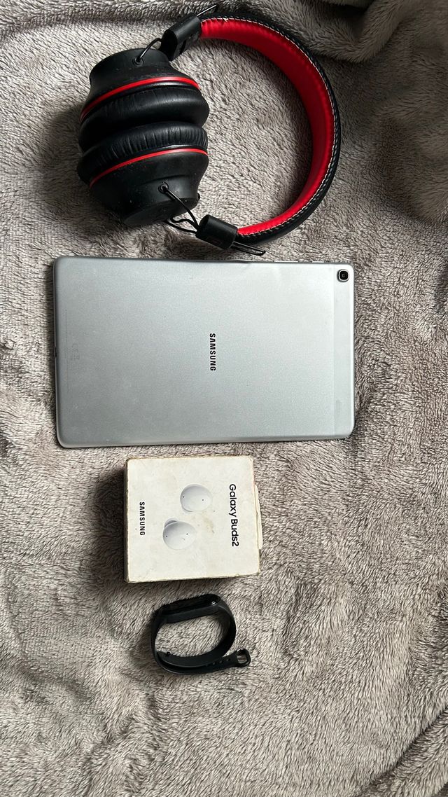 Tablet Samsung + Auriculares y Smartband