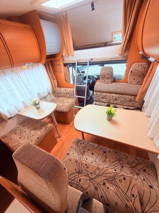 Autocaravana capuchina 6 plazas doble salón