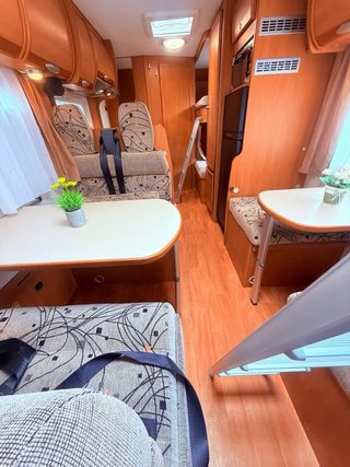 Autocaravana capuchina 6 plazas doble salón