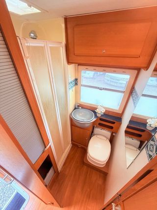 Autocaravana capuchina 6 plazas doble salón