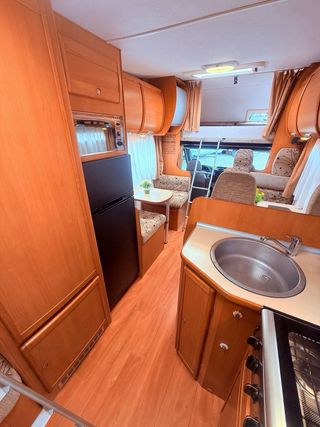 Autocaravana capuchina 6 plazas doble salón