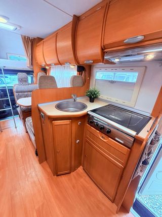 Autocaravana capuchina 6 plazas doble salón