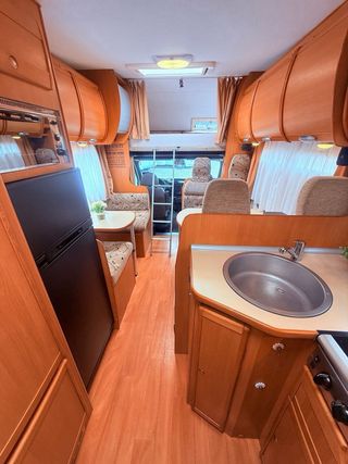 Autocaravana capuchina 6 plazas doble salón