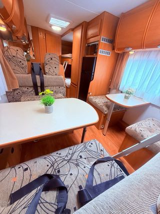 Autocaravana capuchina 6 plazas doble salón