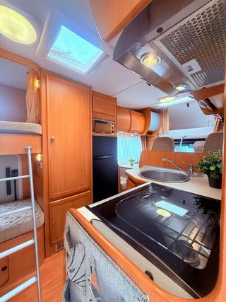 Autocaravana capuchina 6 plazas doble salón