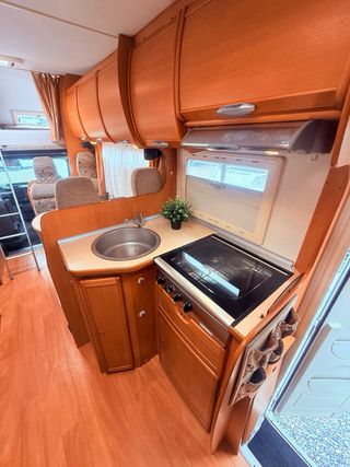 Autocaravana capuchina 6 plazas doble salón