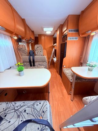 Autocaravana capuchina 6 plazas doble salón