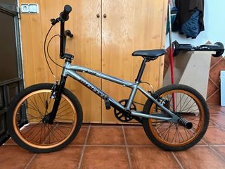 Bicicleta BMX Gris con Llantas Naranja