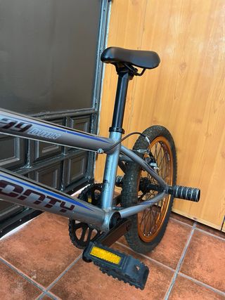 Bicicleta BMX Gris con Llantas Naranja