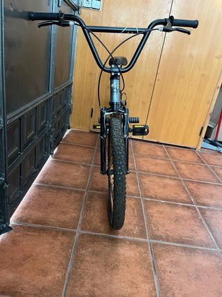 Bicicleta BMX Gris con Llantas Naranja