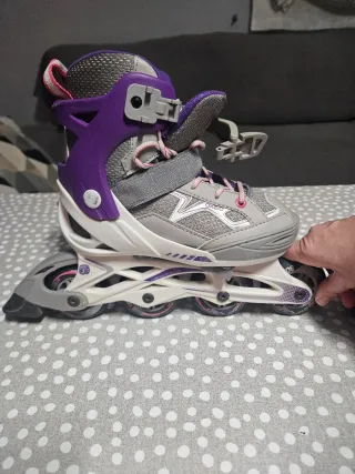 Patines en línea grises y morados