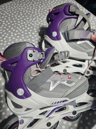 Patines en línea grises y morados