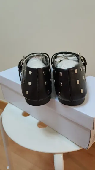 Zapatos negros punta con tachuelas y hebilla
