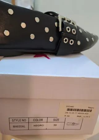 Zapatos negros punta con tachuelas y hebilla