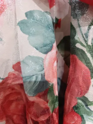 Vestido fiesta floral con fajín rojo