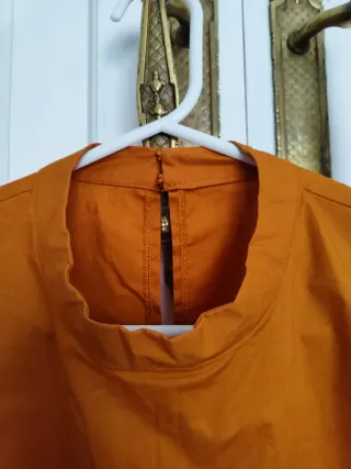 Camisa naranja con mangas abullonadas