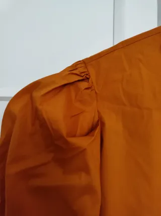 Camisa naranja con mangas abullonadas