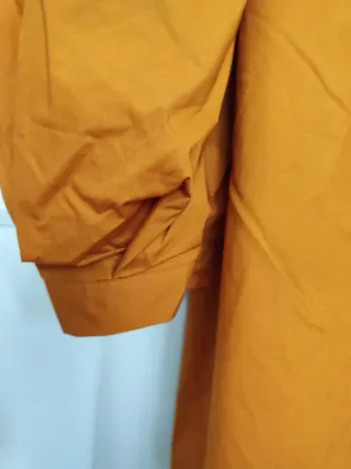 Camisa naranja con mangas abullonadas