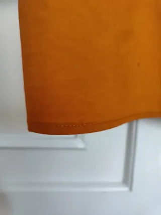 Camisa naranja con mangas abullonadas