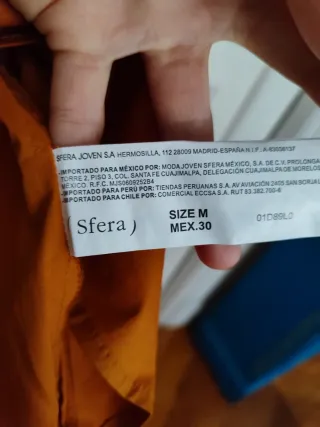 Camisa naranja con mangas abullonadas