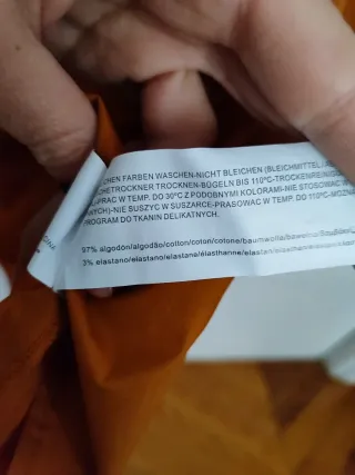 Camisa naranja con mangas abullonadas