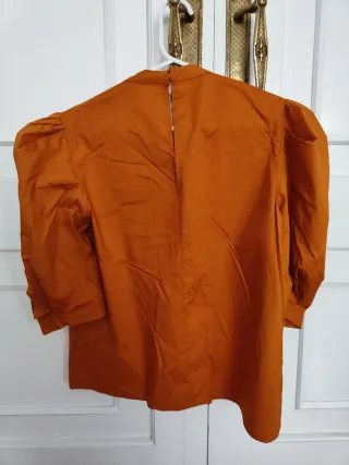 Camisa naranja con mangas abullonadas