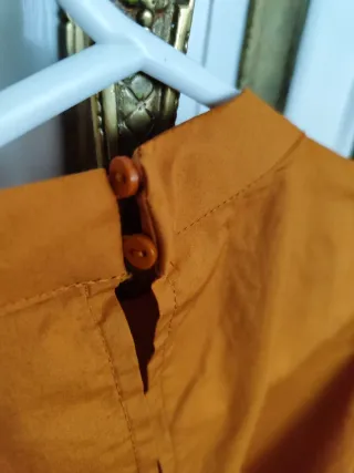 Camisa naranja con mangas abullonadas