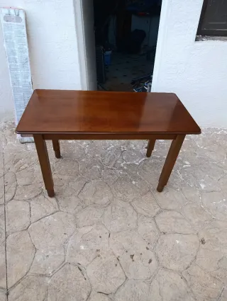 Mesa de madera marrón