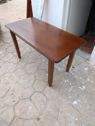 Mesa de madera marrón