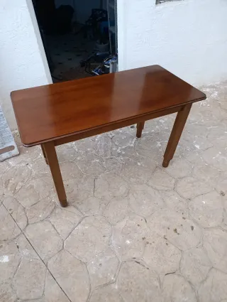 Mesa de madera marrón