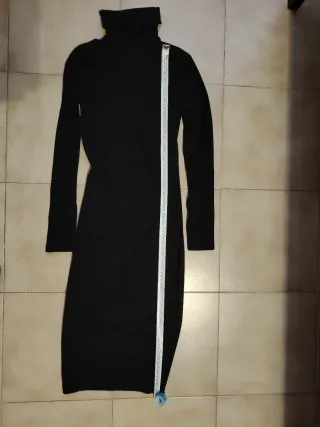 Abito nero collo alto con cintura