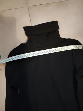 Abito nero collo alto con cintura