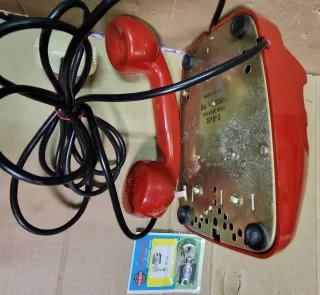 Telefono a disco bordeaux, Sip con lucchetto