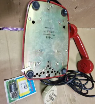 Telefono a disco bordeaux, Sip con lucchetto