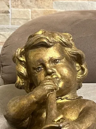 Puttino in metallo con occhi in vetro